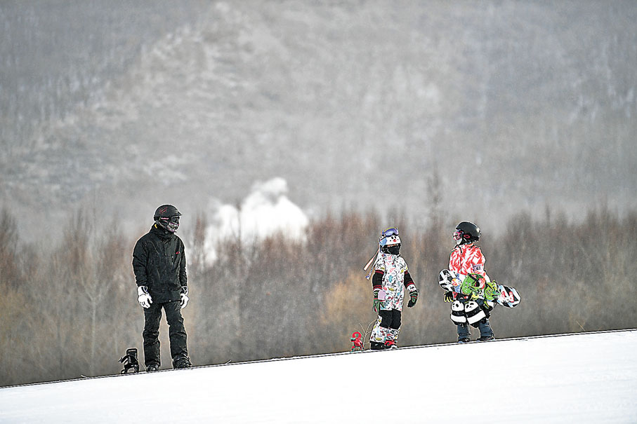 ◆滑雪愛好者在金龍山滑雪場乘坐「魔毯」。