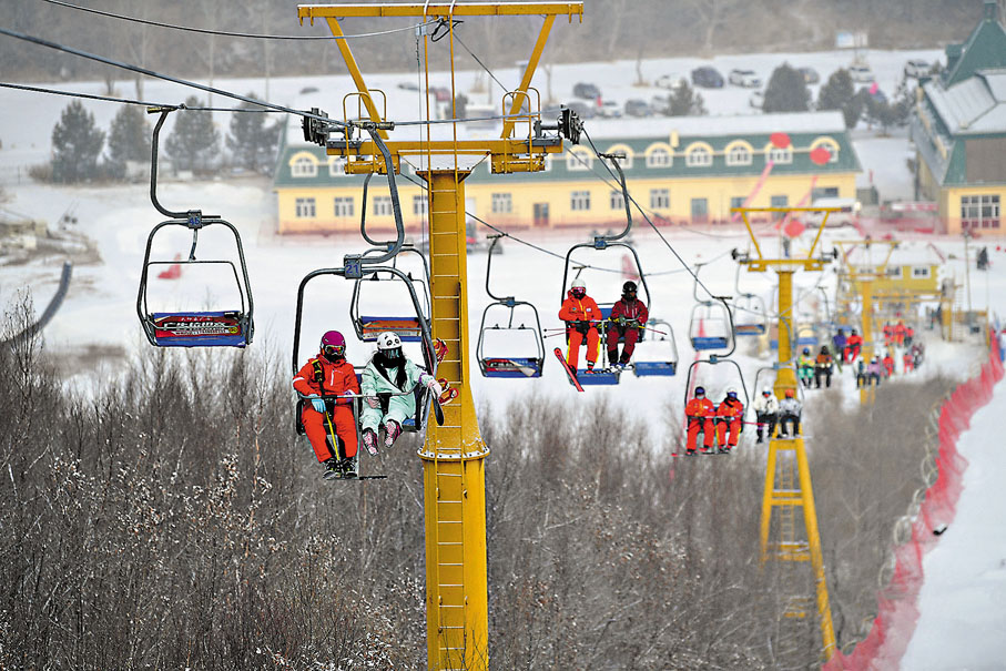 ◆滑雪愛好者在金龍山滑雪場乘坐纜車。