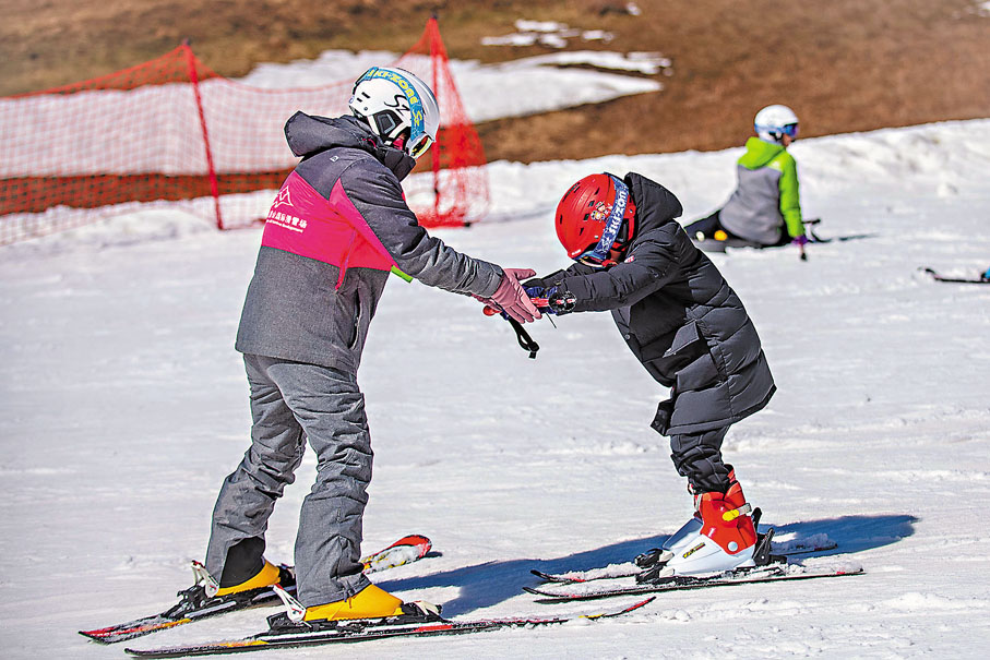 ◆滑雪場內，小朋友在教練指導下學習滑雪。