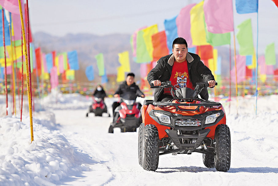 ◆遊客在普康冰雪大世界體驗雪地越野車。