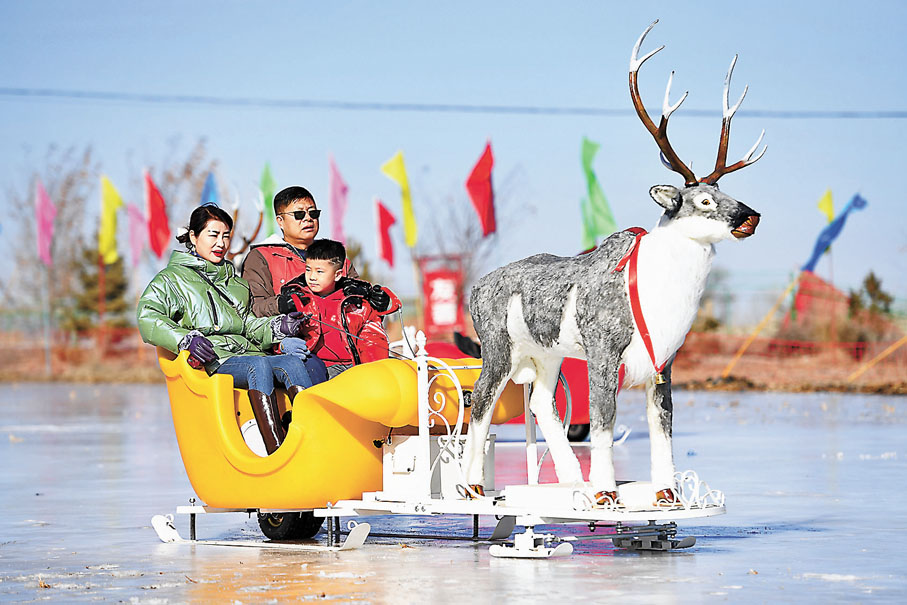 ◆遊客在普康冰雪大世界乘坐冰車。