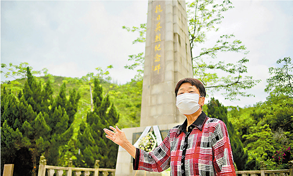 ◆ 西貢斬竹灣有為紀念抗日英烈而設的紀念碑。圖為原東江縱隊港九獨立大隊老游擊戰士聯誼會會長林珍。 資料圖片