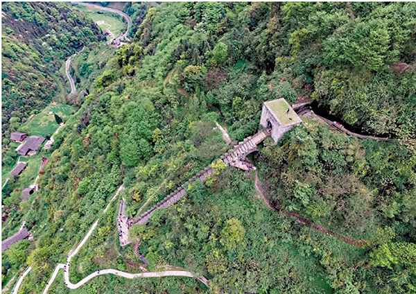 ◆海龍屯東面一線道路鳥瞰。飛虎關前有鐵柱關、銅柱關，後有飛龍關、飛鳳關和朝天關。