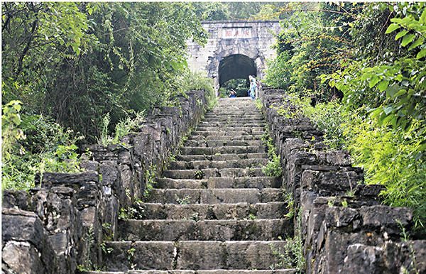 ◆飛虎關前36道「天梯」。海龍屯屯頂南北為絕壁，沿絕壁建有堅固的城牆。只有東西兩面有路上下。飛虎關即為東面上下關隘，地勢可謂一夫當關、萬夫莫開，「天梯」則令人望之腳軟。