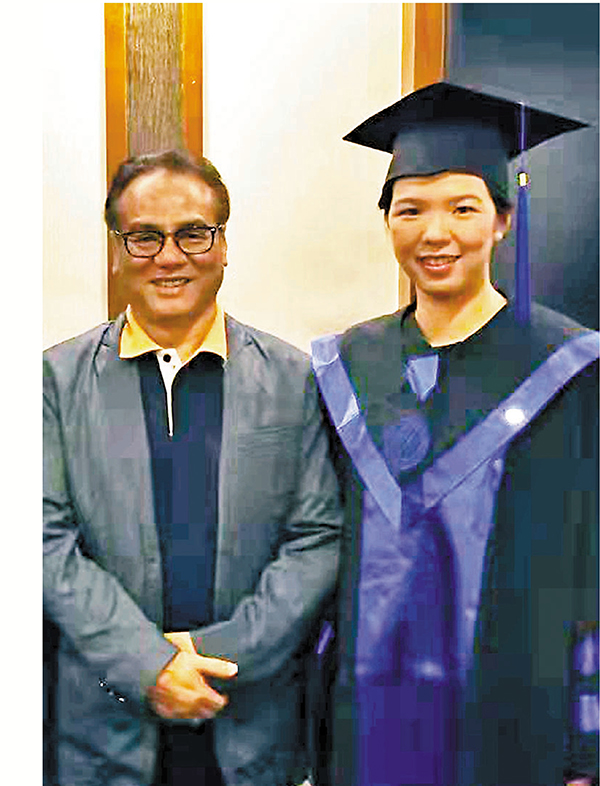 ◆楊靈於中國人民大學畢業時與父親楊麟振合影。 受訪者供圖