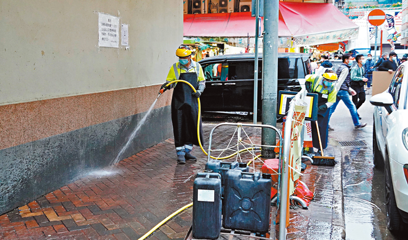 ◆相關政府部門人員聯手清理深水埗北河街地攤，洗地搞衞生。 香港文匯報記者  攝