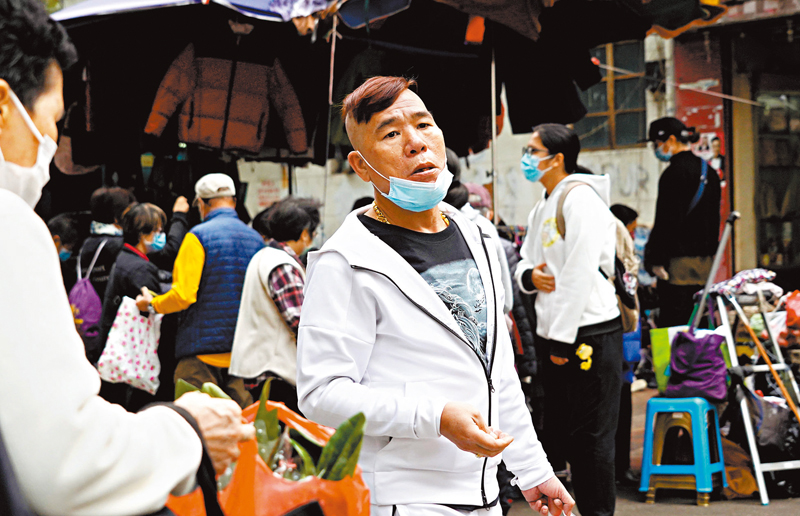 ◆不少擺攤者都時有除口罩吸煙，未有考慮被病毒感染的風險。香港文匯報記者  攝