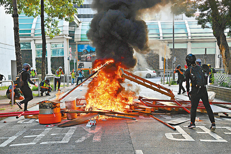 ◆於2019年9月21日發起所謂「光復屯門公園」遊行，有激進示威者製作路障堵路，向警員投擲汽油彈。資料圖片