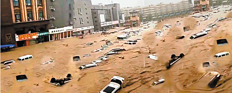◆2021年7月20日，鄭州降雨552.5毫米，破了鄭州建氣象站以來60年的歷史紀錄。圖為當日鄭州街頭洪水情況。網上圖片