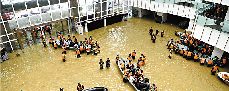 ◆2021年7月22日上午，鄭州市中牟縣阜外華中心血管病醫院開始轉移病患、病患家屬和醫護人員。 資料圖片