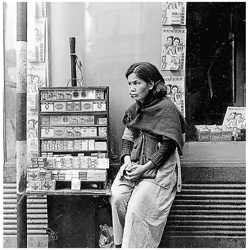 ◆Hedda Morrison《Cigarette Seller》