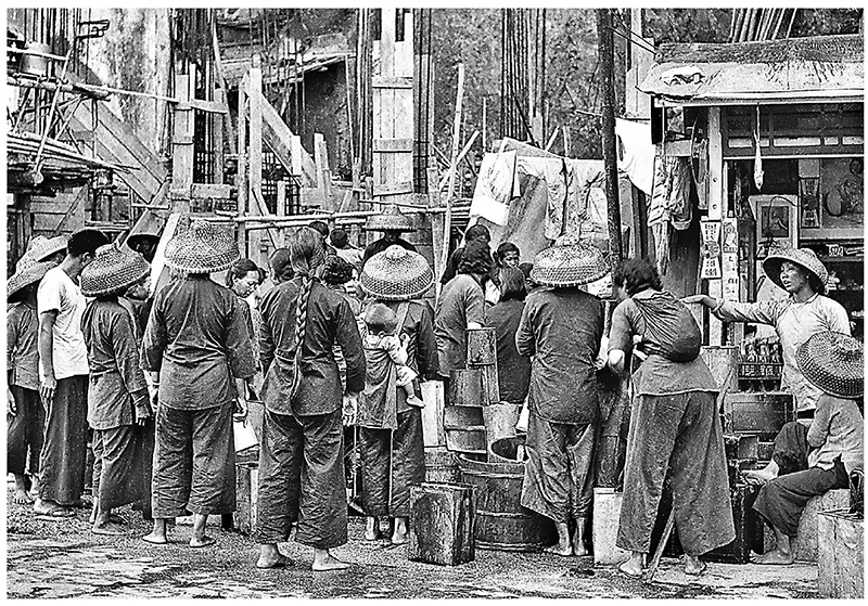 ◆李福志《Tanka Women Getting Water》