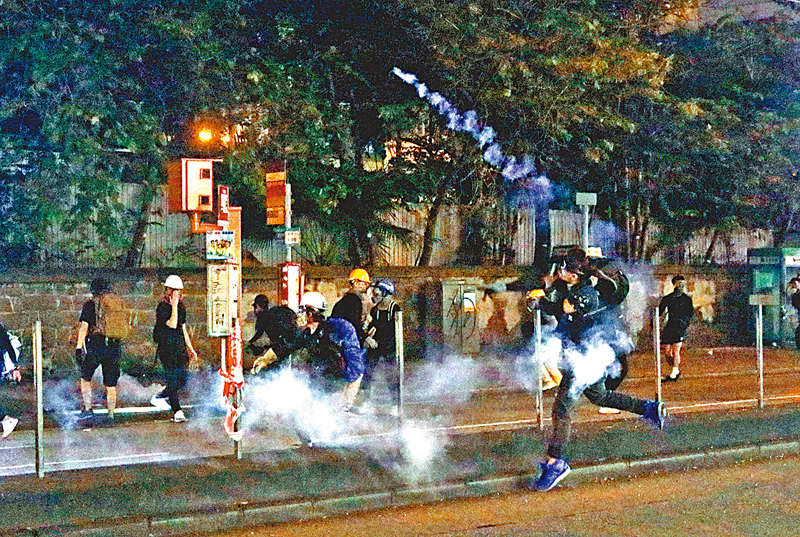 ◆ 2019年8月11日,一批黑衣魔以磚頭、汽油彈等圍攻尖沙咀警署。 資料圖片