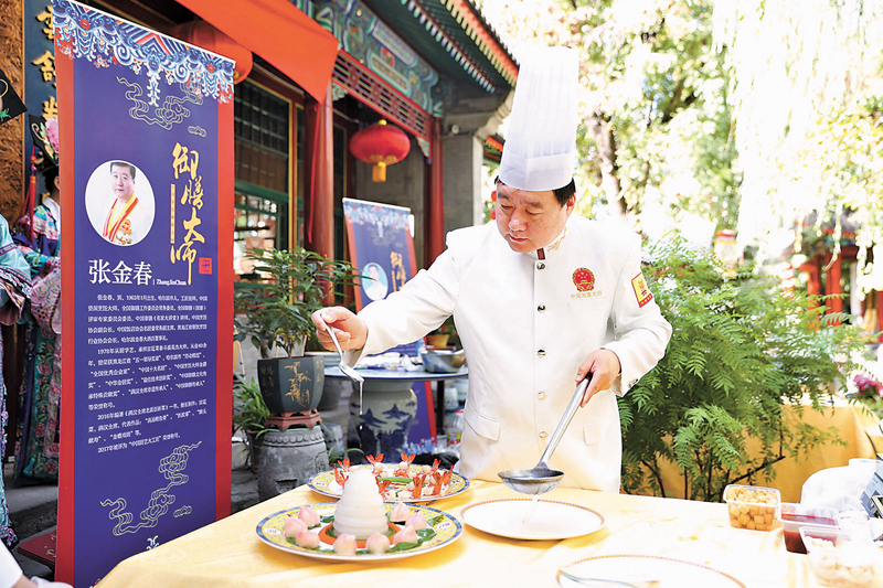 ◆張金春在烹製「御桃鰉魚筋」和「紅娘自配」。 受訪者供圖