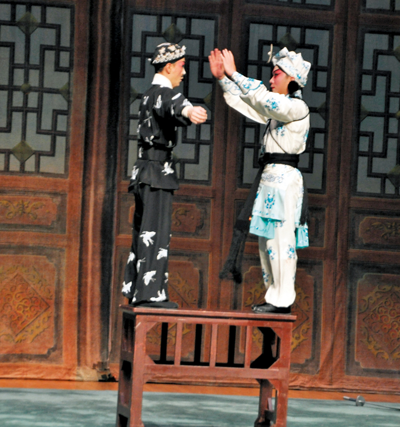 ◆學藝湛江，來港發展的詹浩鋒及符樹旺分飾劉利華和任堂惠，二人短打武藝出色，由地面打到桌上，跳躍翻騰，招招有力。