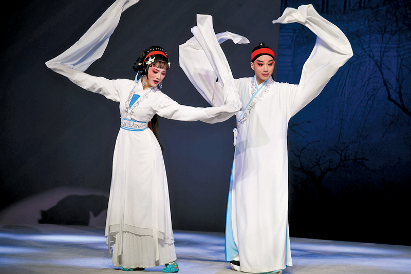 ◆（左起）年輕演員文焱和林宇輝在劇中分別飾演冷霜嬋、艾敬郎。