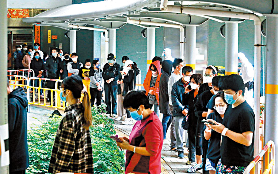 ◆葵涌邨輪候檢測的人龍排到大廈門口。香港文匯報記者 攝