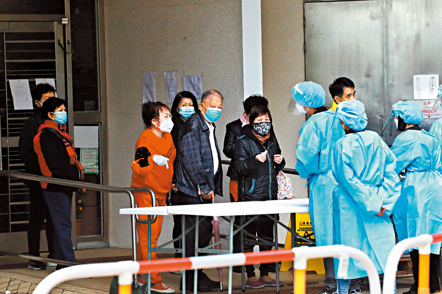 ◆芊葵樓中午過後未按時解封，居民在大廈門口查問究竟。 香港文匯報記者 攝