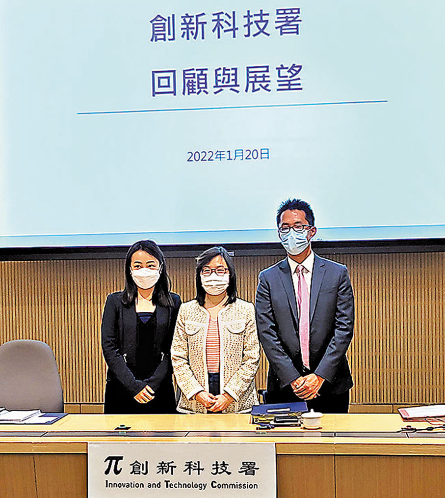 ◆潘婷婷(左二)與助理署長區子君(左一)及黃文忠(左三)總結創新科技署2021年的工作成果。香港文匯報記者  攝