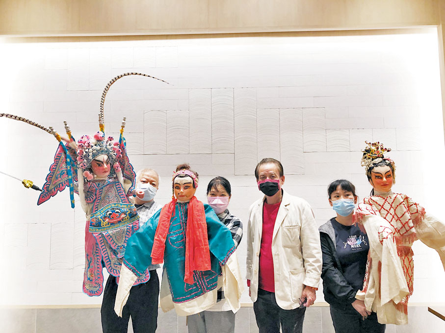 ◆廣東手托木偶粵劇傳承人、香港華山傳統木偶粵劇團主理陳錦濤（中）和他的劇團藝人合照。