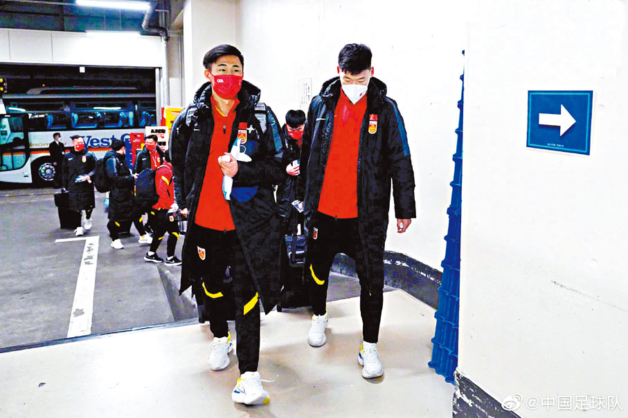 ◆戴偉浚（左）昨隨國足出發前赴日本。微博圖片