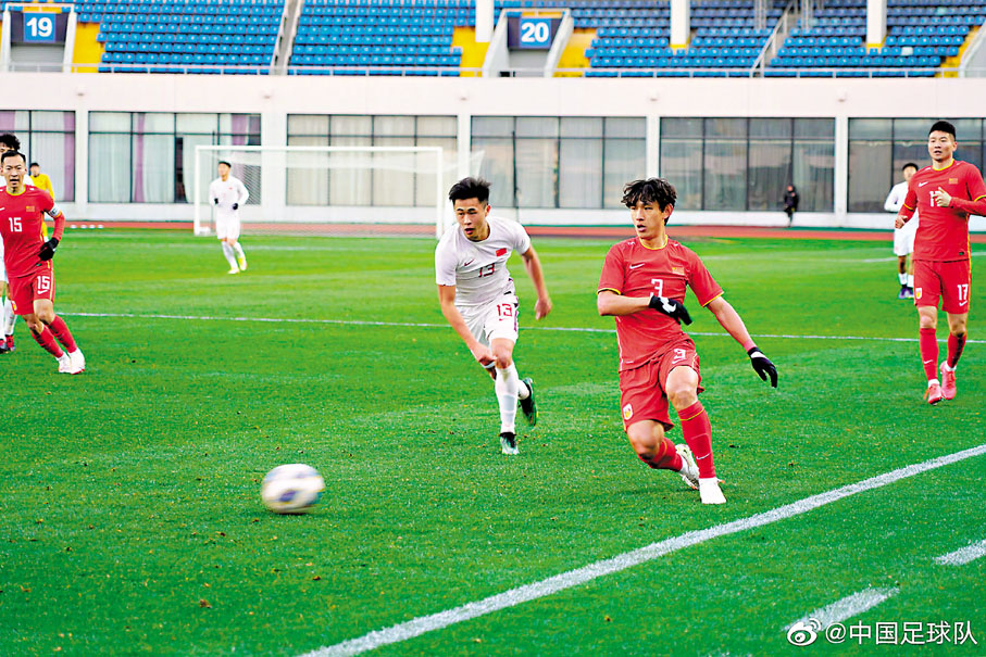 ◆戴偉浚（白衫）日前出席國足隊內對抗賽。 微博圖片