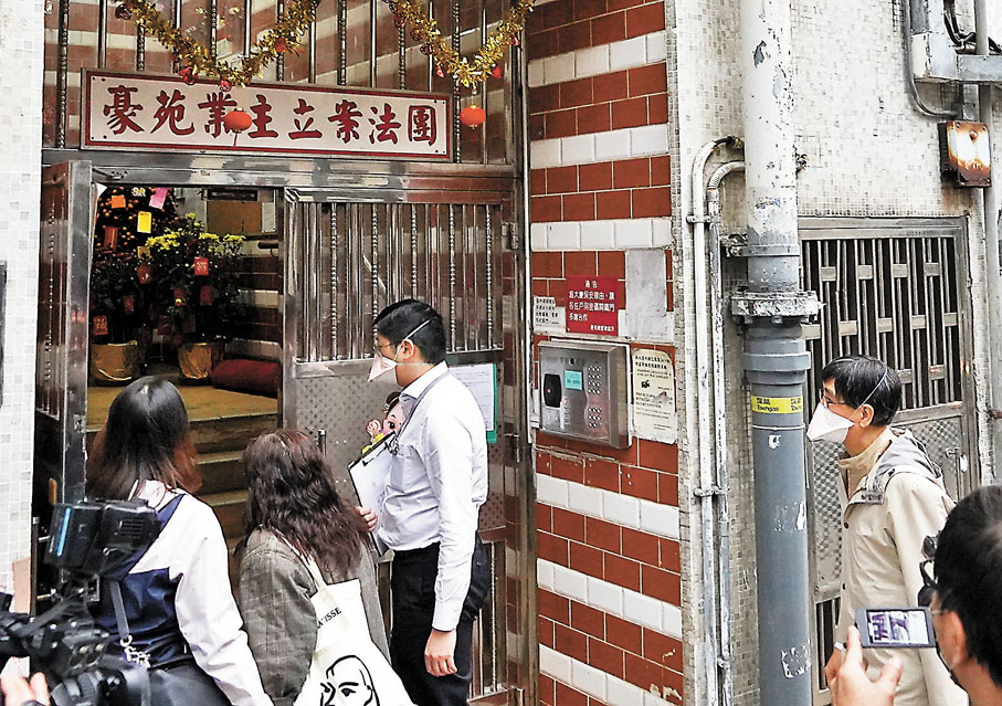 ◆ 袁國勇昨日帶同團隊到豪苑巡察。香港文匯報記者  攝