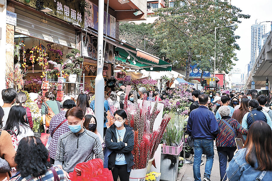 ◆ 政府宣布取消年宵花市後，旺角花墟人頭湧湧。 資料圖片