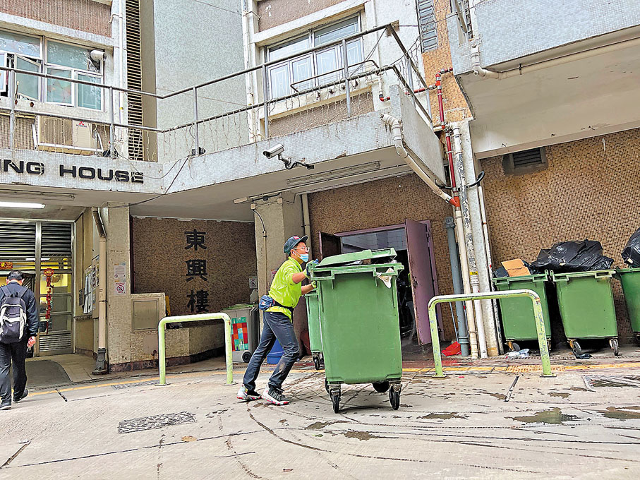 ◆清潔工在工作時並沒有戴好口罩。香港文匯報記者  攝