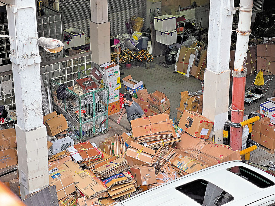 ◆華富（一）邨街市內的垃圾回收處內，一位南亞裔工作人員長時間不佩戴口罩。香港文匯報記者  攝