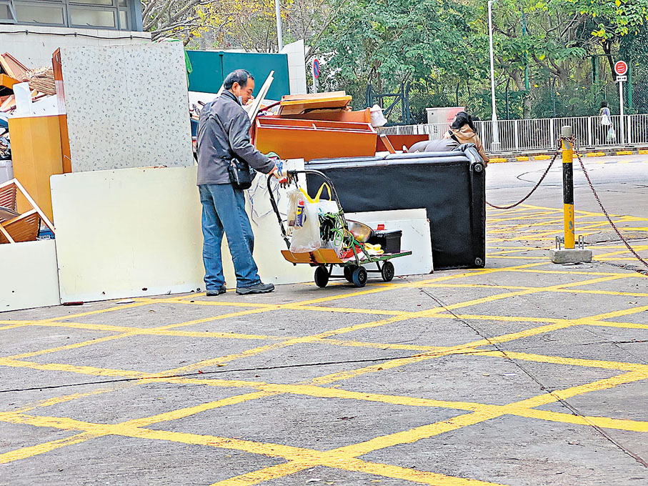 ◆鴨脷洲邨垃圾站，一名拾荒者正在「揀貨」。香港文匯報記者  攝