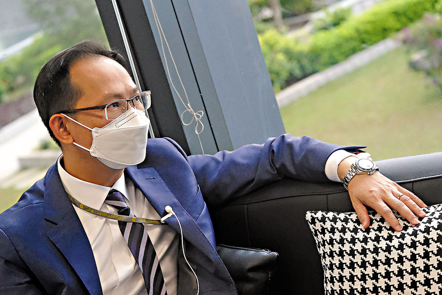 ◆ 陳學鋒接受香港文匯報專訪，憶述兒時生活點滴。 香港文匯報記者  攝