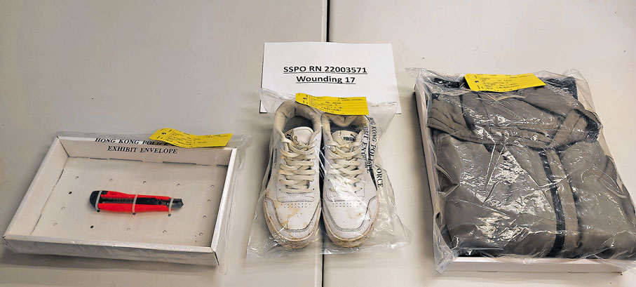 ◆警方在拘捕行動中檢獲疑犯用作傷人的鎅刀和穿着的衣物和鞋子。 香港文匯報記者 攝