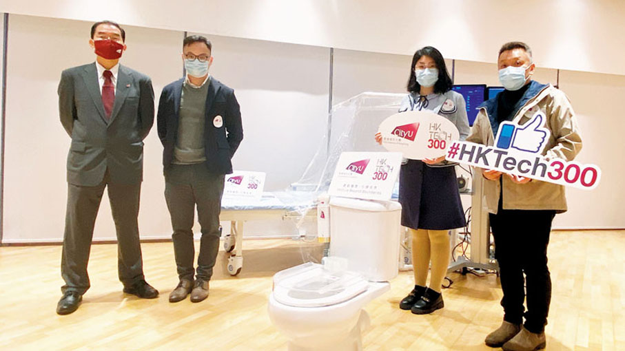 ◆ Steven Wang（左二）分享公司正與本地座廁生產商洽談合作。  香港文匯報記者姜嘉軒  攝