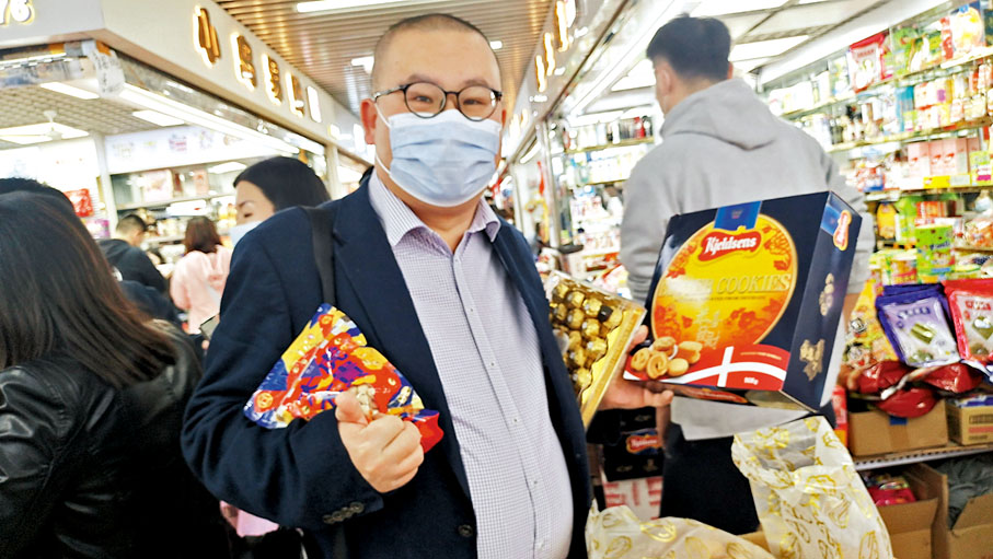 ◆ 港商黃鵬特地在紫荊城購買了以往在香港過年時常買的食品，如巧克力、開心果、香腸等。