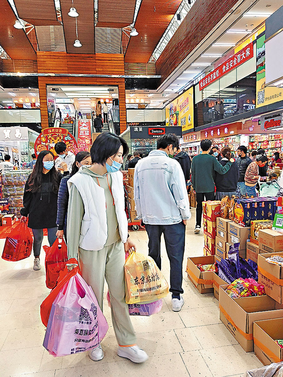 ◆韋小姐購買許多進口年貨準備過年回廣西。