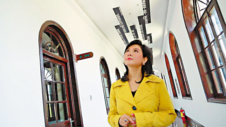 ◆陳復生在天津南開賞讀一首首掛裱起來的——周恩來總理在學時所寫的詩作。 作者供圖