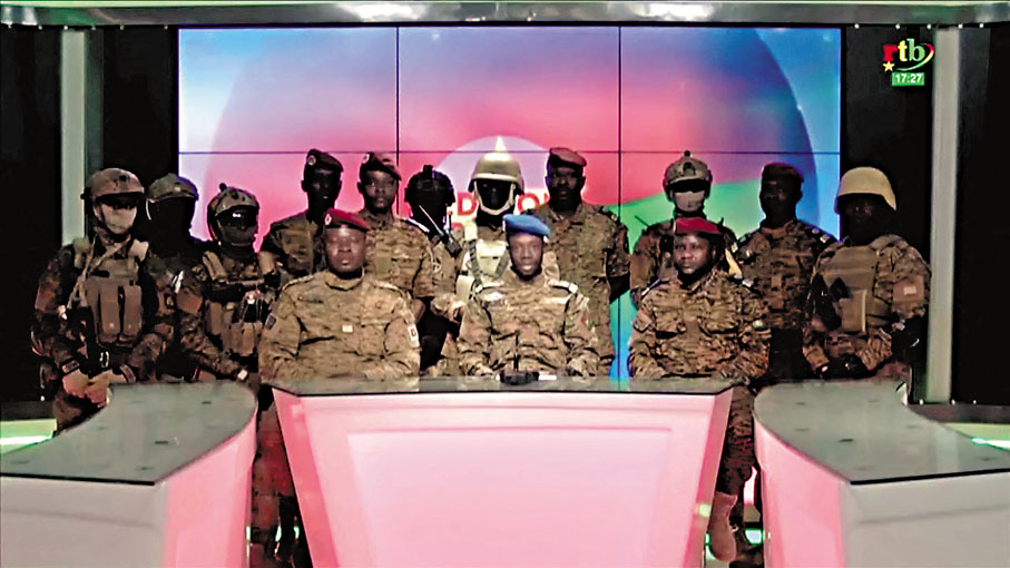 ◆ 政變軍人宣布解散政府和國會，關閉陸空邊界。 路透社