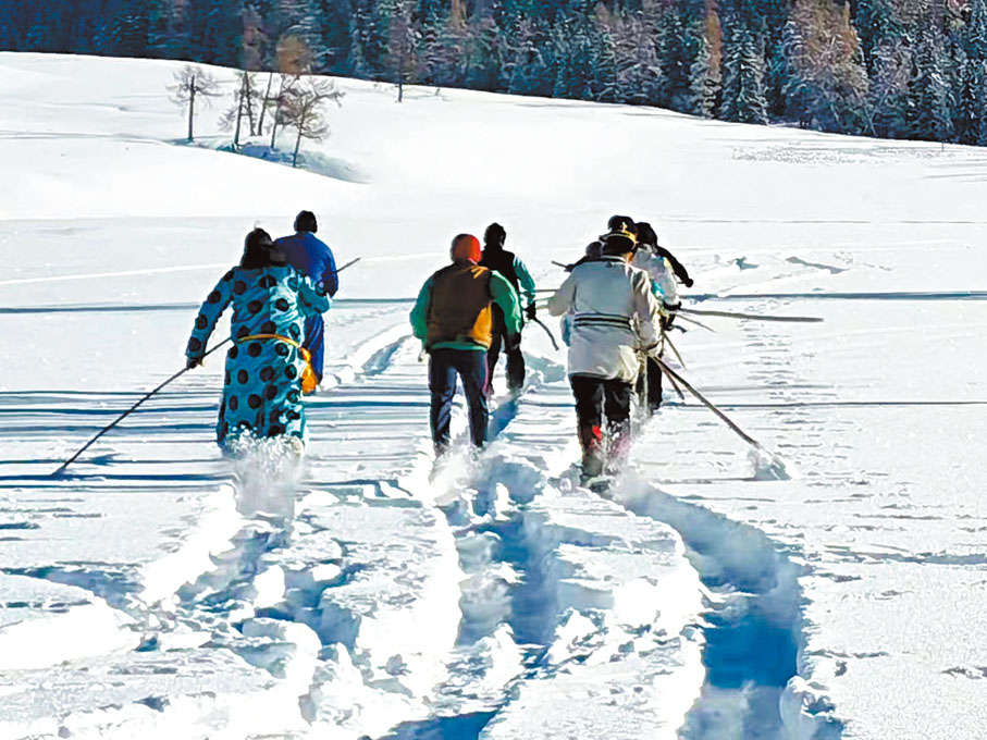◆毛皮滑雪板如今依然是阿勒泰牧民冬季出行工具。