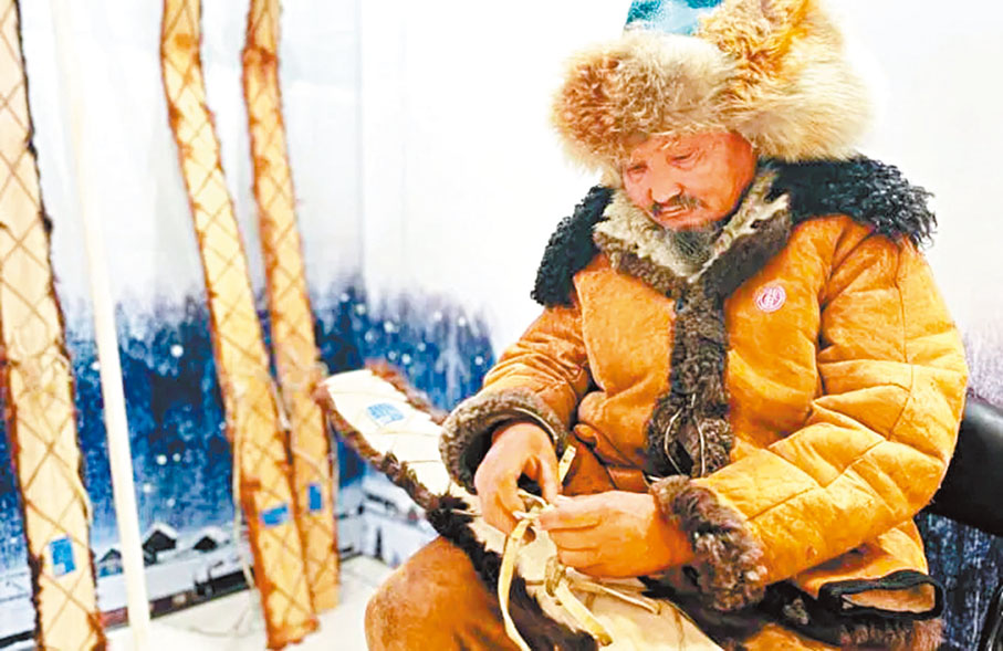 ◆托留哈孜．達吾提汗在製作古老的毛皮滑雪板。 受訪者供圖