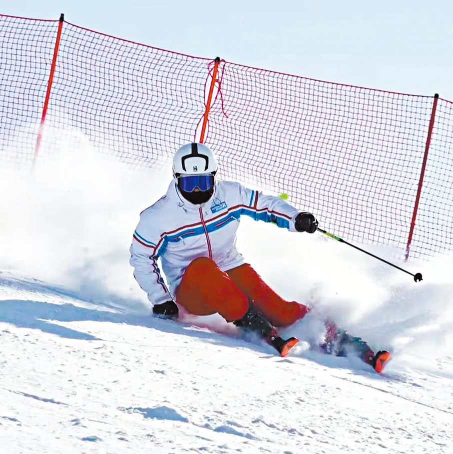 ◆滑雪愛好者在阿勒泰市將軍山滑雪場暢享滑雪樂趣。