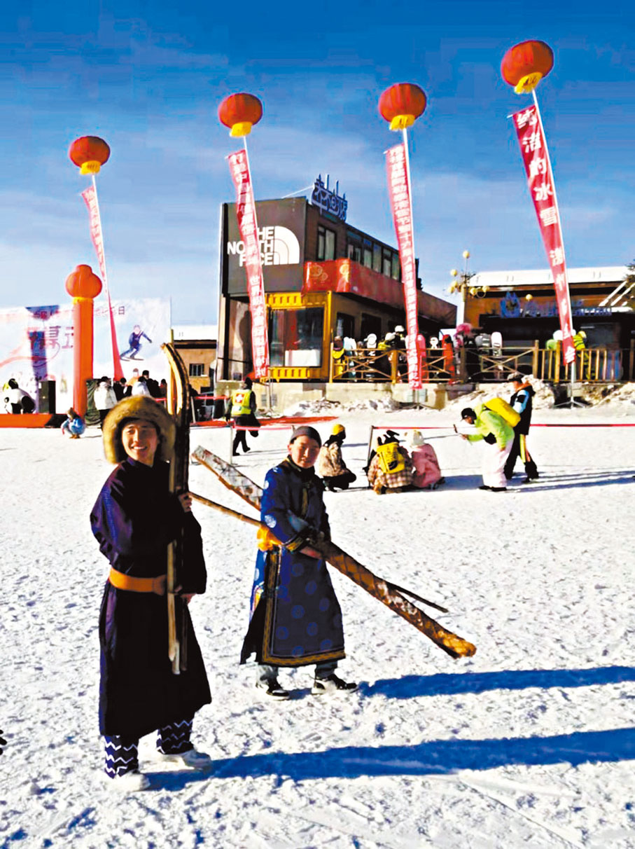 ◆手持古老毛皮滑雪板的當地民族少年參與紀念日主題活動。任江 攝