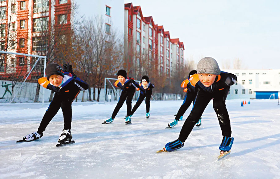 ◆阿勒泰市中小學生在上滑雪體育課。