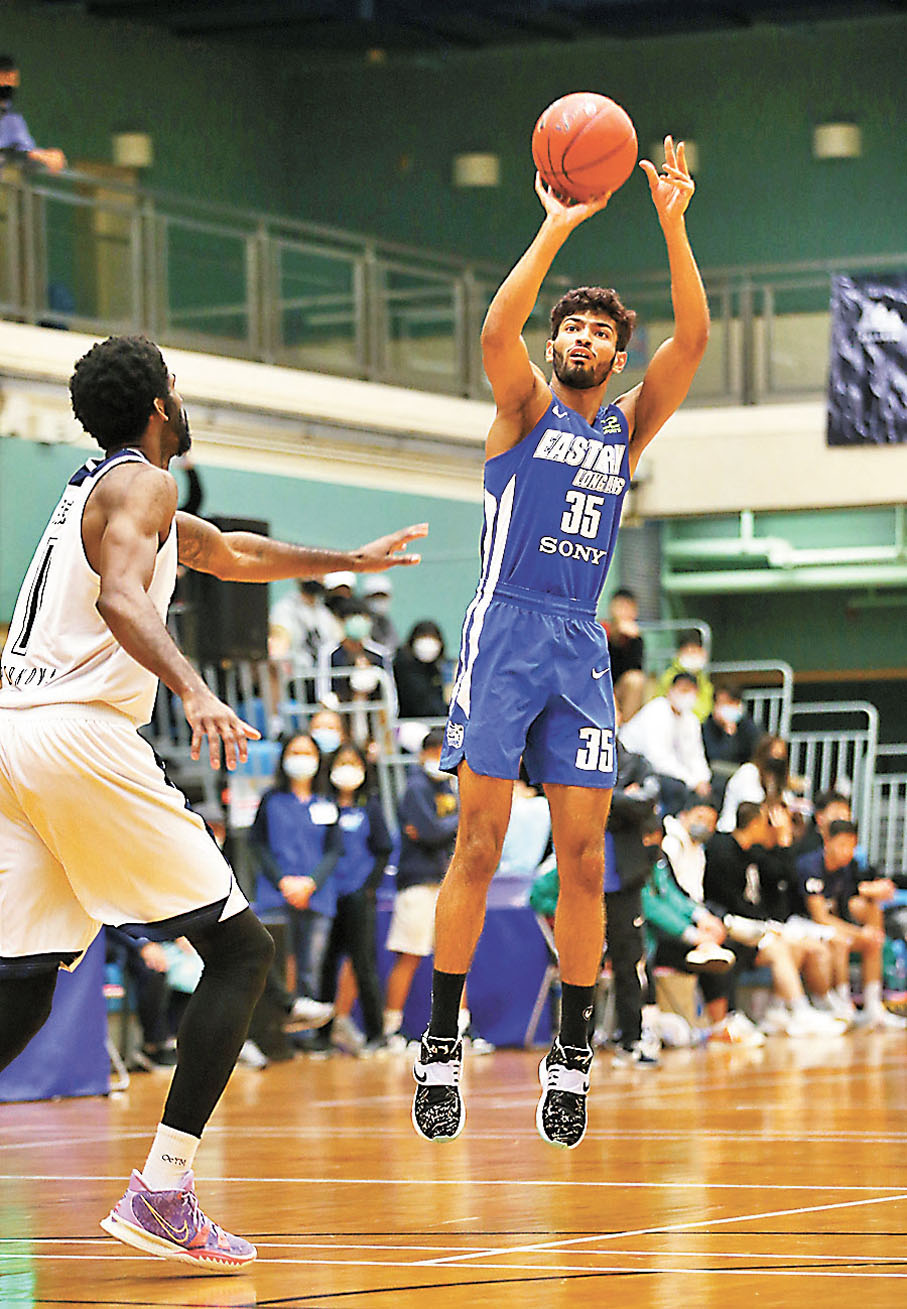 ◆蘇利文（右）成為首位踏上甲一賽場的少數族裔球員。 香港文匯報記者黎永淦  攝