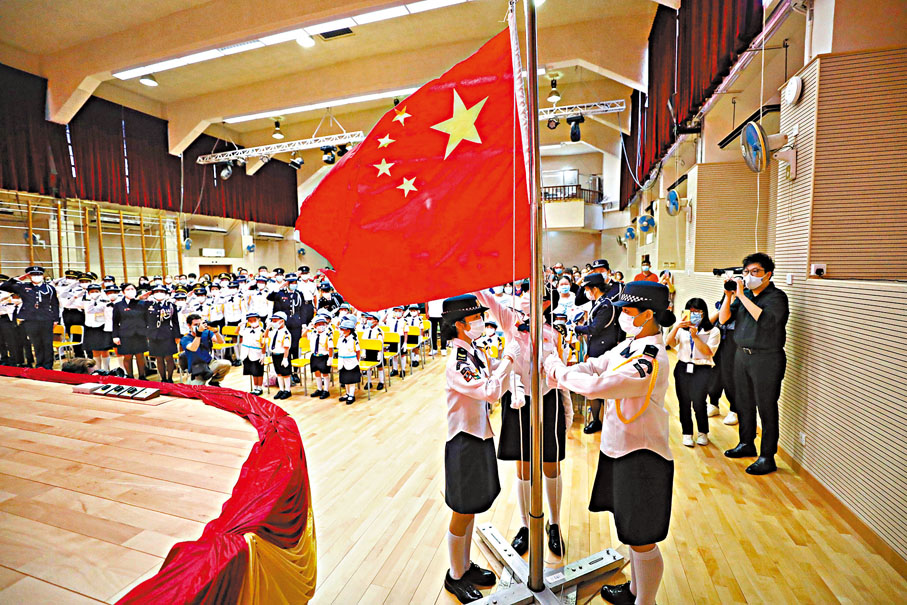 ◆駱惠寧說，忘不了中小學生每天面向五星紅旗注目行禮。 資料圖片