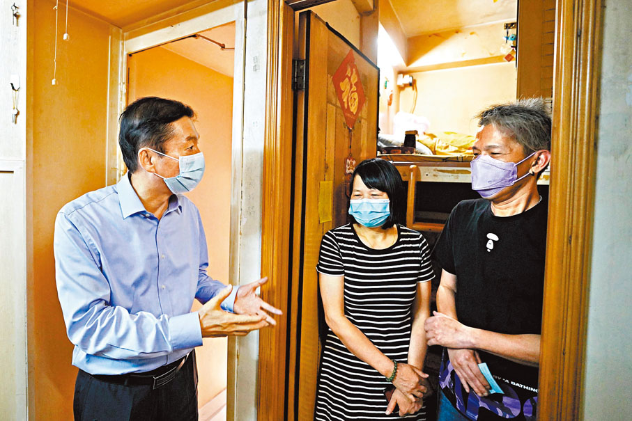 ◆駱惠寧說，忘不了籠屋居民對更好生活的期盼。 資料圖片