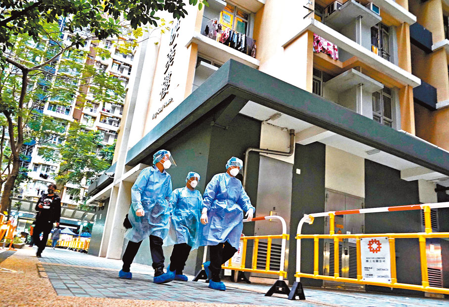 ◆葵涌邨疫情持續，房屋署昨晚公布，原定今晨約7時解封的映葵樓需延長圍封期多兩天至本周六。 香港文匯報記者  攝