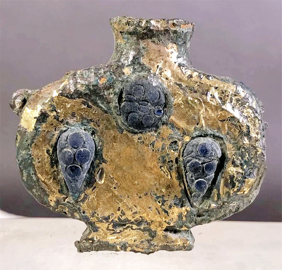 ◆秦始皇帝陵西側1號墓葬出土的鑲嵌琉璃銅扁壺。