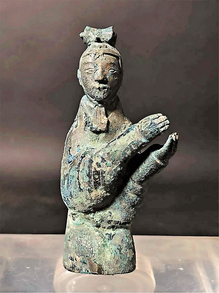 ◆秦始皇帝陵西側1號墓葬出土的小型銅俑。