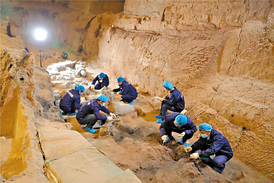 ◆考古工作者在兵馬俑二號坑進行發掘。